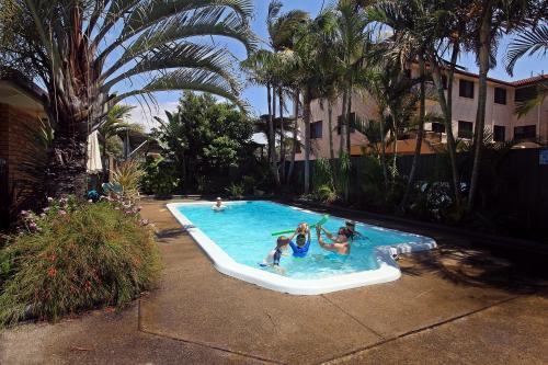 Swimming pool, Woongarra Motel in North Haven