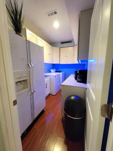3 bedroom ground floor guest suite with patio area by MrC Hotel Great area in Los Angeles, USA