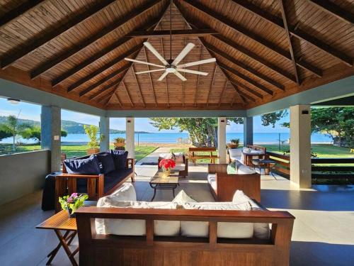 Villa Fantasy private beach and private pool in Rio Bueno
