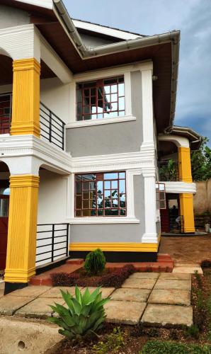 Cozy 4 Bedroom Holiday Home