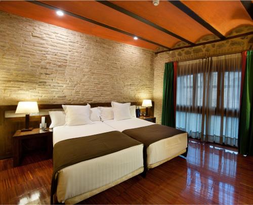 Abad Toledo - image 4