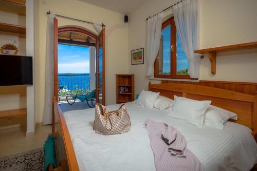 Majestic Tranquil Villa with Stunning Panoramic View - image 2
