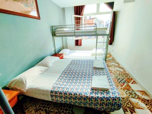 Quadruple Room with Shared Bathroom room in Alberg Sants Bcn