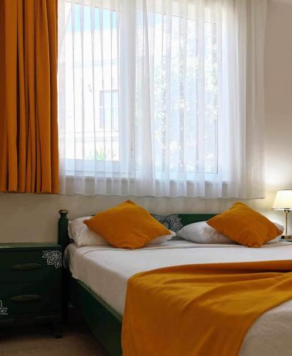 1 double bed, 1 twin bed