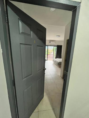 Вход, 84 Bar  Guest House in Кату