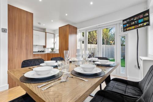 AC Family Home 4BR Sleeps 8 Garden Wifi & Parking - image 13