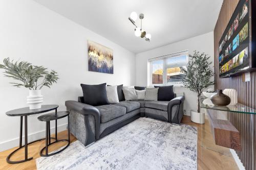 AC Family Home 4BR Sleeps 8 Garden Wifi & Parking - image 9