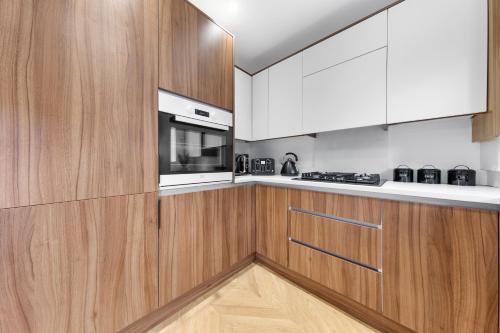 AC Family Home 4BR Sleeps 8 Garden Wifi & Parking - image 7