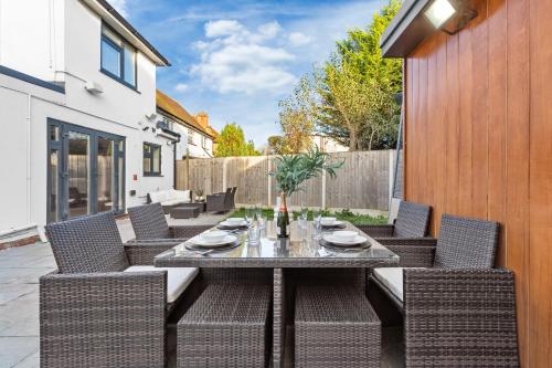 AC Family Home 4BR Sleeps 8 Garden Wifi & Parking - image 12