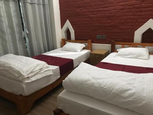Twin Room with Mountain View image 2