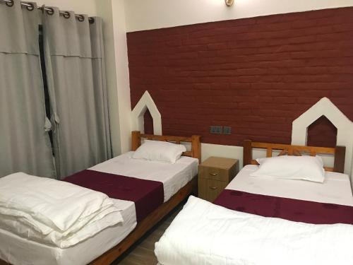 Twin Room with Mountain View image 1