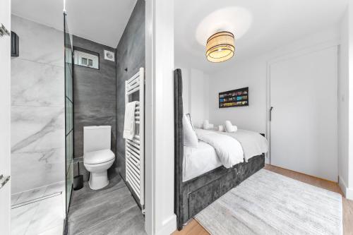 AC Family Home 4BR Sleeps 8 Garden Wifi & Parking - image 14