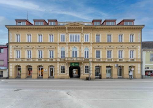 A szálláshely kívülről, eee Hotel Perg in Perg