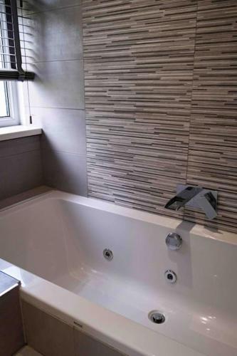 Hot Tub Cottage - Cross Lane in Wortley