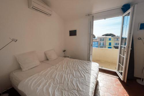 Renovated house with WIFI AC a large terrace and a mooring Renovated house with WIFI AC a large terrace and a mooring