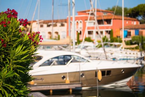 Renovated house with WIFI AC a large terrace and a mooring Renovated house with WIFI AC a large terrace and a mooring