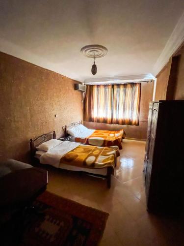 1 double bed, 1 twin bed