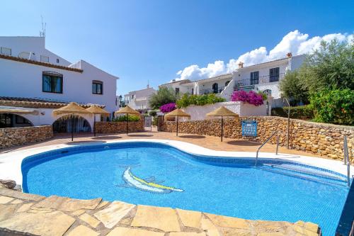 Three-Bedroom Apartment with Sea View image 4