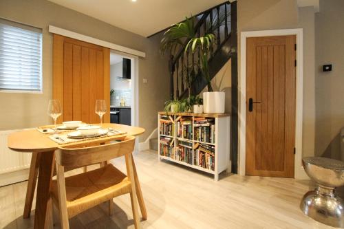 Cosy Chester Cottage with Garden by Rework Accommodation - image 3