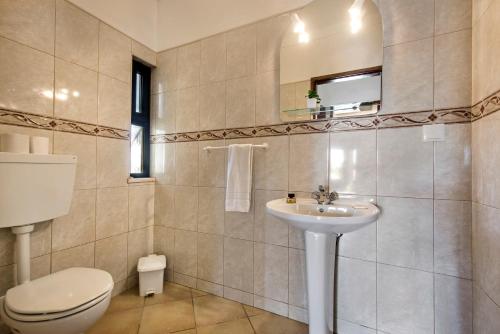 Located in an exclusive residential area of Vilamoura - image 2