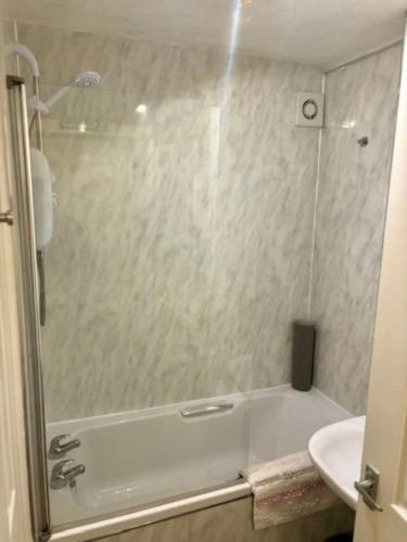 ห้องน้ำ, Modern apartment in Stenhousemuir in เอิร์ท