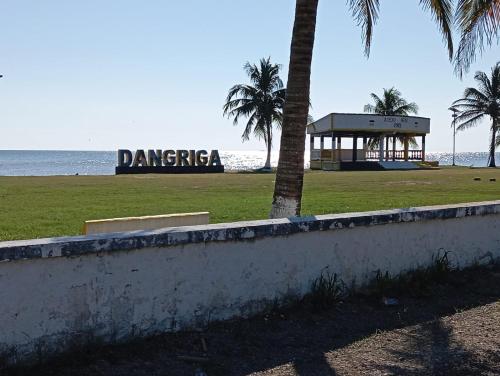 Tuvākā izklaides vieta, Chaleanor Hotel in Dangriga