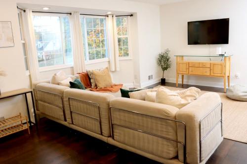 Modern 4 Bd Retreat Free Parking in Silver Spring, USA