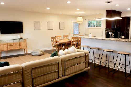 Modern 4 Bd Retreat Free Parking in Silver Spring, USA