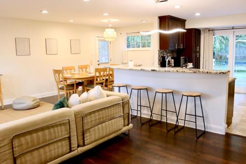 Modern 4 Bd Retreat Free Parking in Silver Spring, USA