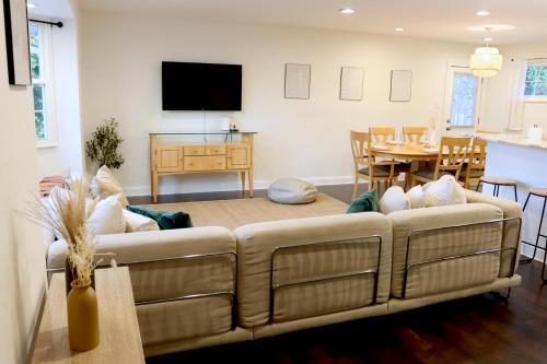 Modern 4 Bd Retreat Free Parking in Silver Spring, USA