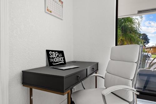 Modern 4BR-2BA Family POOL House 5 mins Lauderdale-by-the-Sea & Pompano Beaches in Fort Lauderdale, USA
