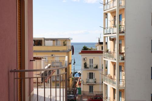 GuesHost - Casa Caramata Airy Apartment near the Sea, Salerno (foto 8)