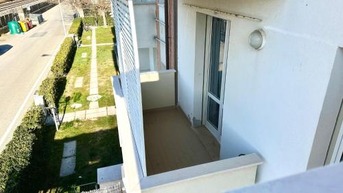 Trilocale con terrazzino a 30mt dal mare di Fano - F003