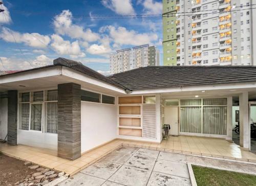Large Villa 3BR Cieumbuleuit near PVJ & Cihamplas by 2ndHome