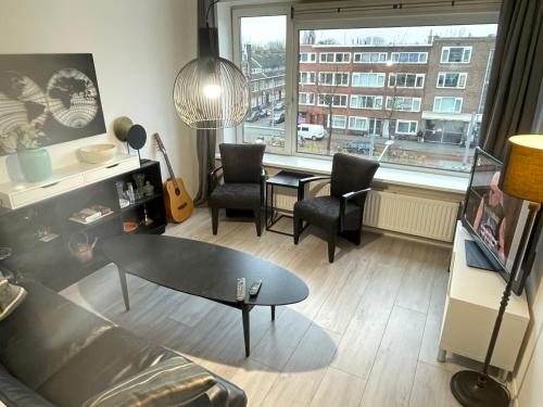 Sunny and spacious apartment - Tap to explore photos
