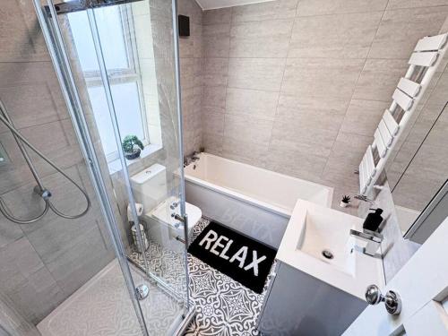 Four Bedroom House By Brookland Stays Serviced Accommodation Short Lets Manchester With Free WiFi, Манчестер (фото 6)