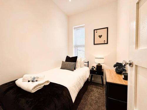 Four Bedroom House By Brookland Stays Serviced Accommodation Short Lets Manchester With Free WiFi, Манчестер (фото 8)