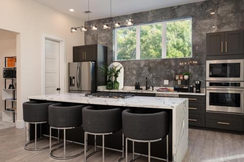 Konyha, Luxury Houston Home, Spacious & Walkable Location near Beer Can House