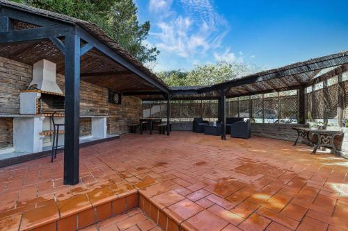 Serena - Magnificent Four Bedroom Villa in Salicos