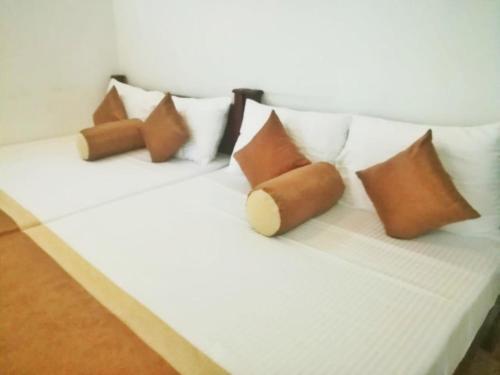 New Royal White Tourist Rest Hotel – Anuradhapura, IA