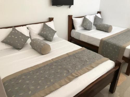 New Royal White Tourist Rest Hotel – Anuradhapura, IA