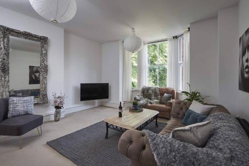 Dudley-Spacious Exec 2 Bed - Long Stay - Parking