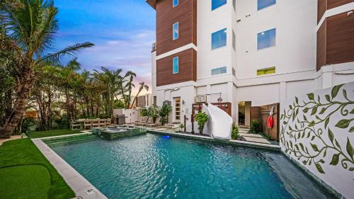 The Upper Deck - image 7