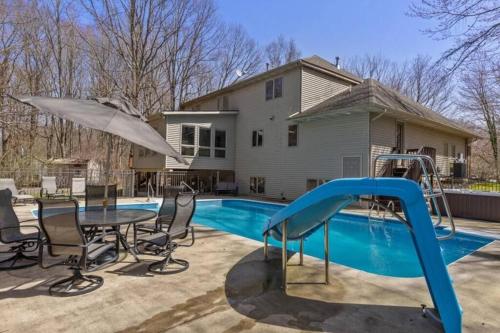 Brand New Getaway with Pool Theater and Game Room - image 6