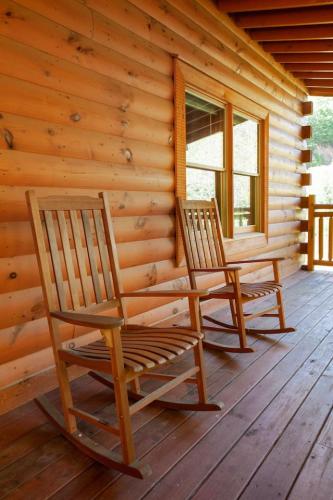 2Cabins Sleeps 26 12BR Pool HotTub Theater Games in Sevierville, USA