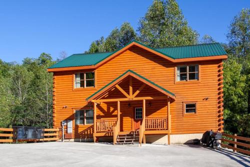 2Cabins Sleeps 26 12BR Pool HotTub Theater Games in Sevierville, USA
