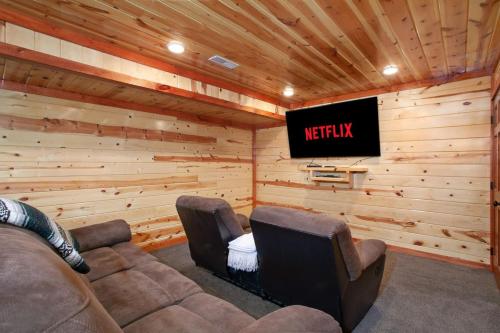 2Cabins Sleeps 26 12BR Pool HotTub Theater Games in Sevierville, USA