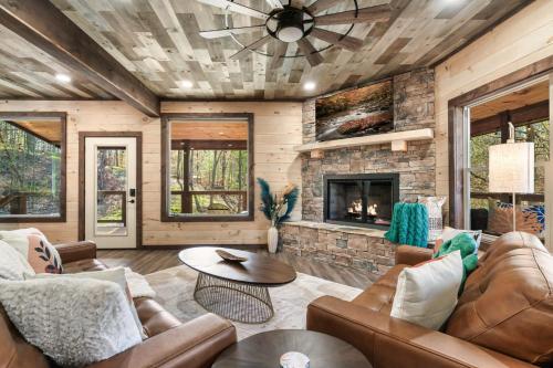 Cascading Pines Hot Tub Private Pool Game Room in Sevierville, USA