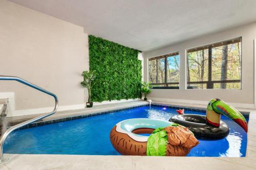 Cascading Pines Hot Tub Private Pool Game Room in Sevierville, USA