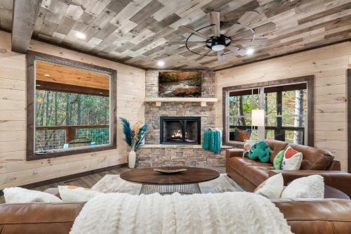 Cascading Pines Hot Tub Private Pool Game Room in Sevierville, USA